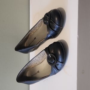 Black flat shoes